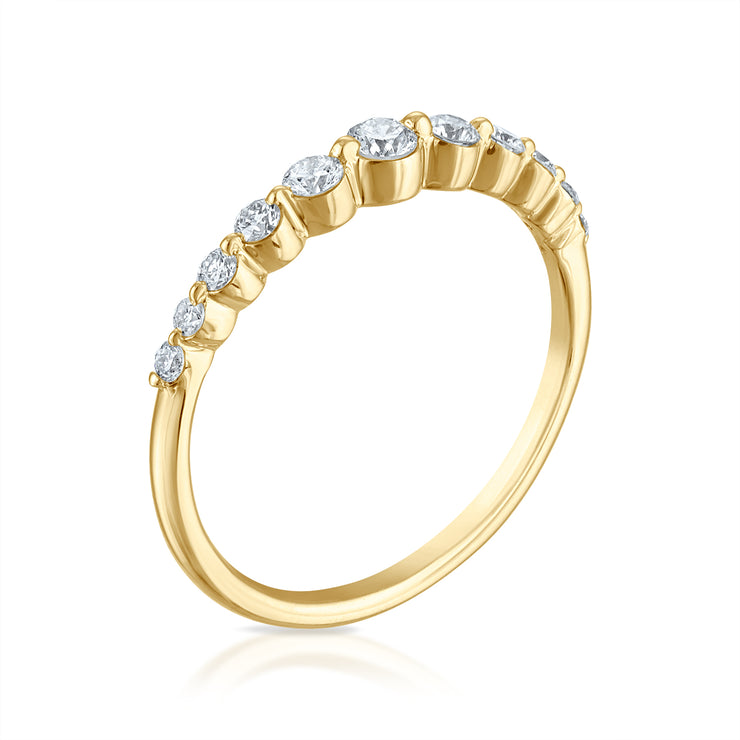 Graduated Single Prong Round Diamond Ring